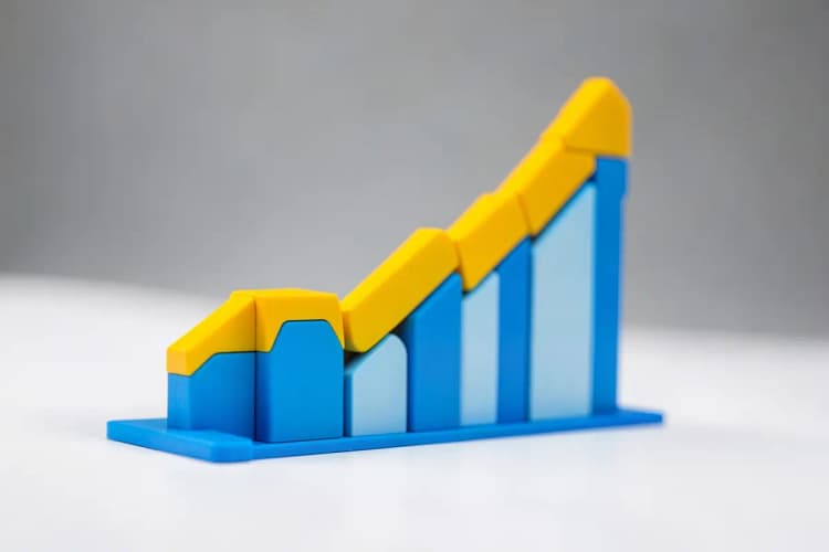 Um gráfico de linha ascendente feito de blocos de construção coloridos, em uma superfície branca.