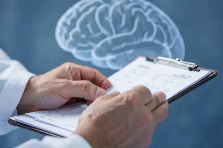 Mãos de médico examinando um gráfico em uma prancheta, com foco em um cérebro estilizado ao fundo